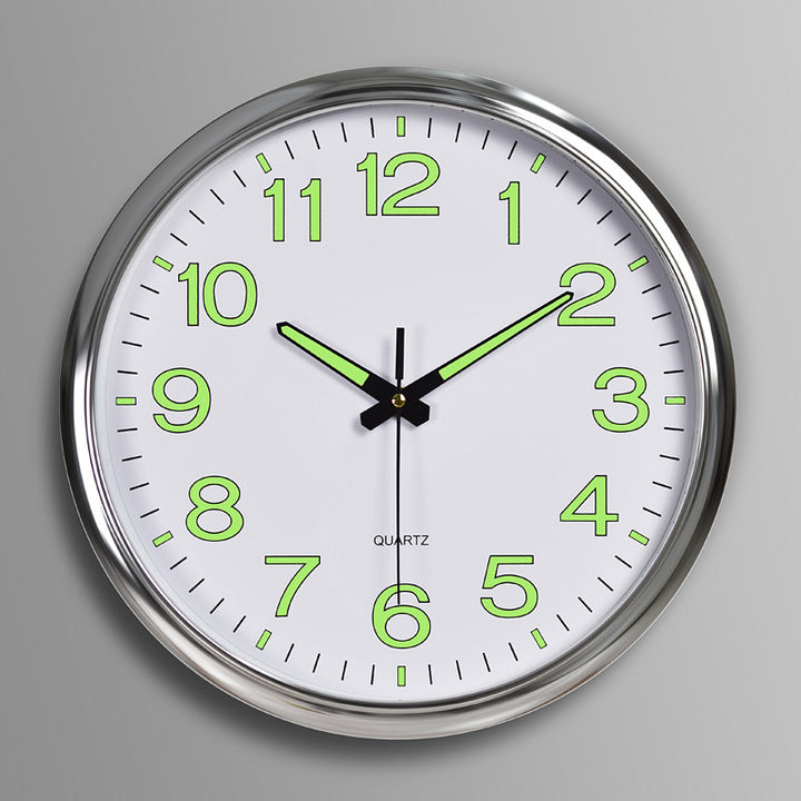 Moderne Wanduhr mit grünem Zifferblatt