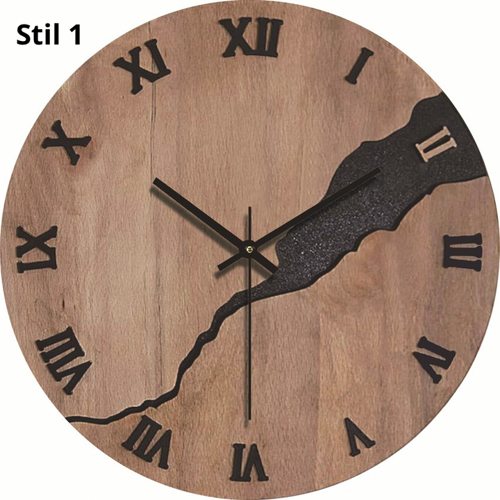 Wanduhr aus Holz mit römischen Ziffern