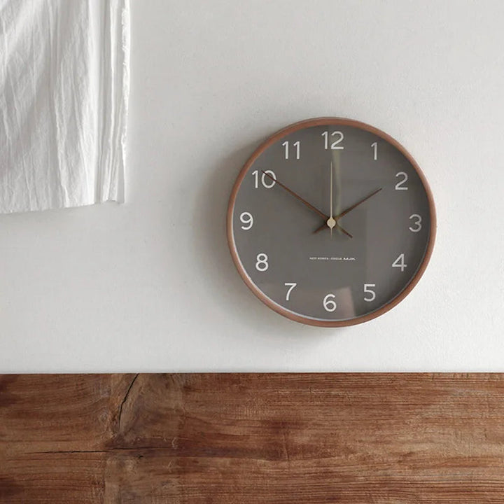 Klassische Wanduhr mit Holzrahmen