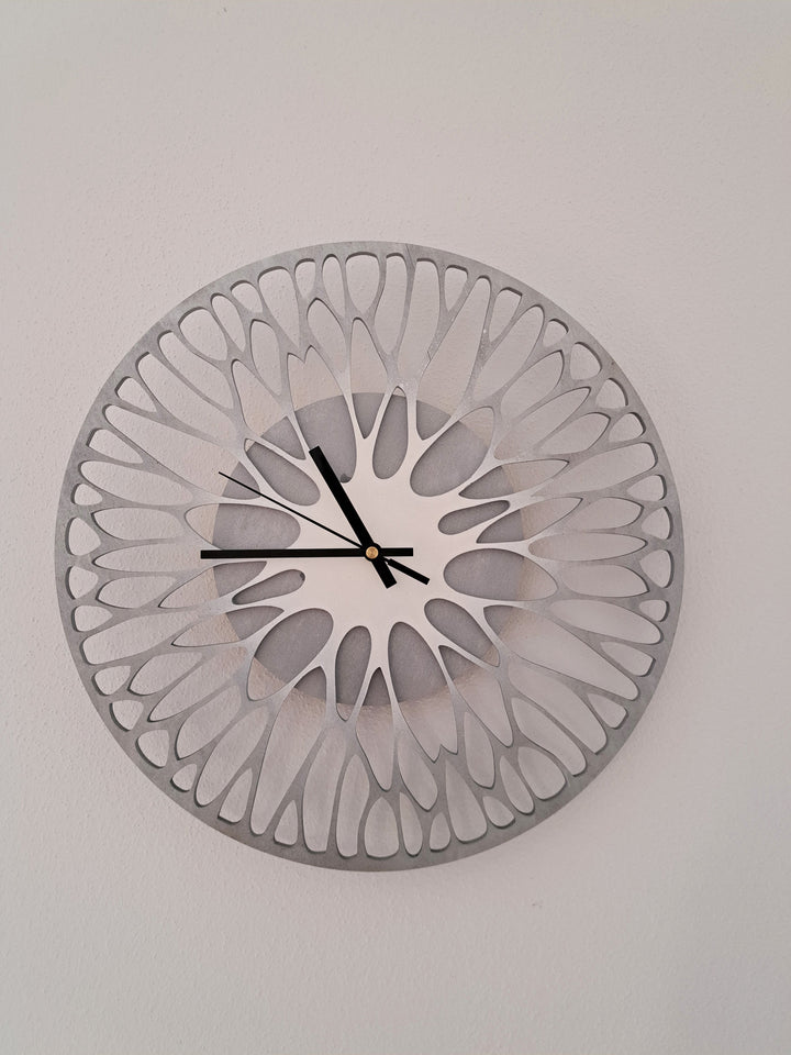 Wanduhr aus heimischem Holz – mit Epoxidharz & lautlos
