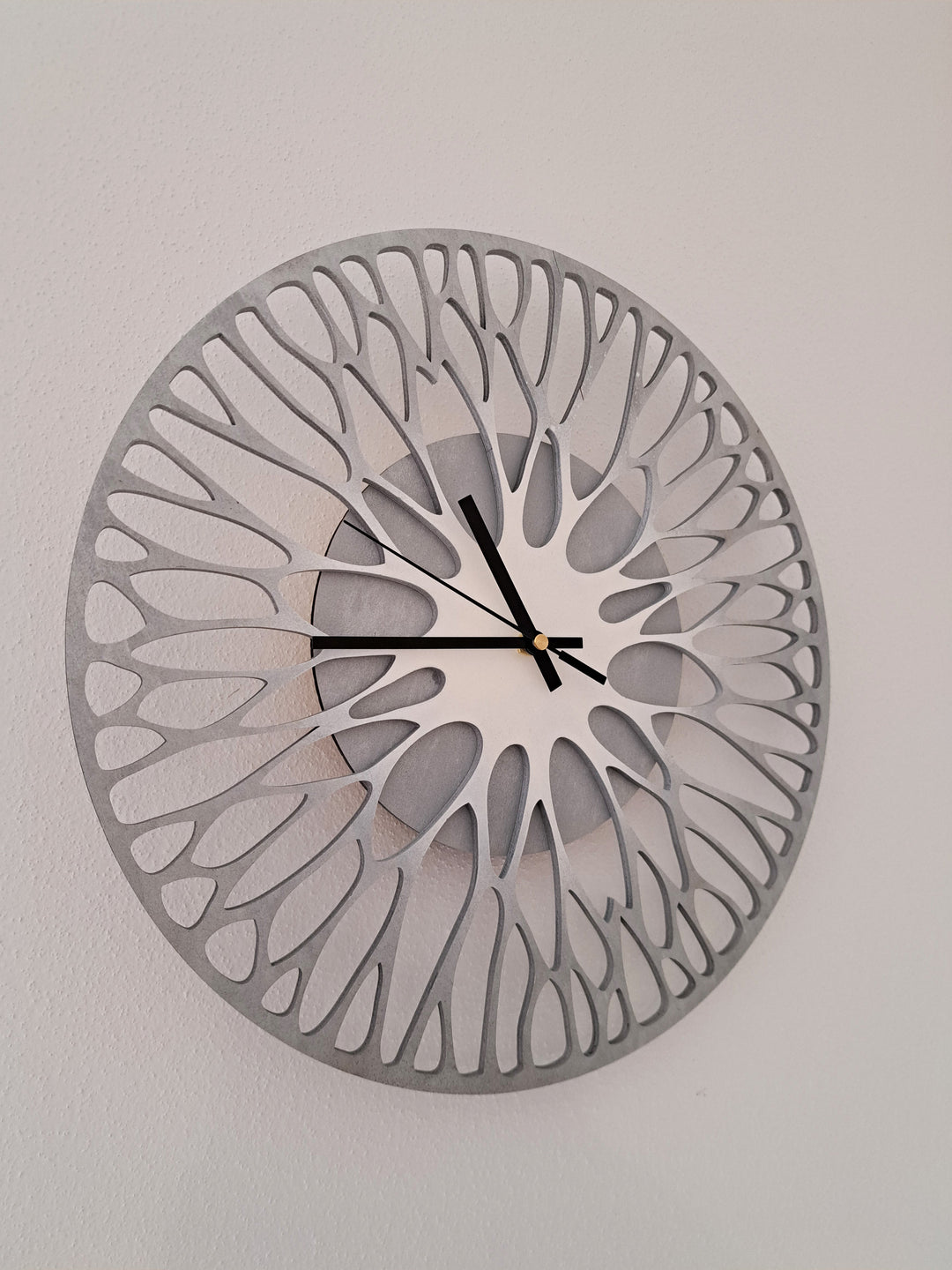 Wanduhr aus heimischem Holz – mit Epoxidharz & lautlos