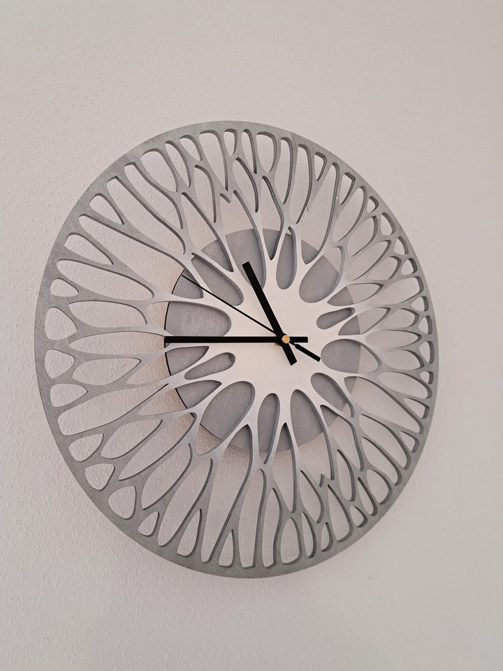 Wanduhr aus heimischem Holz – mit Epoxidharz & lautlos