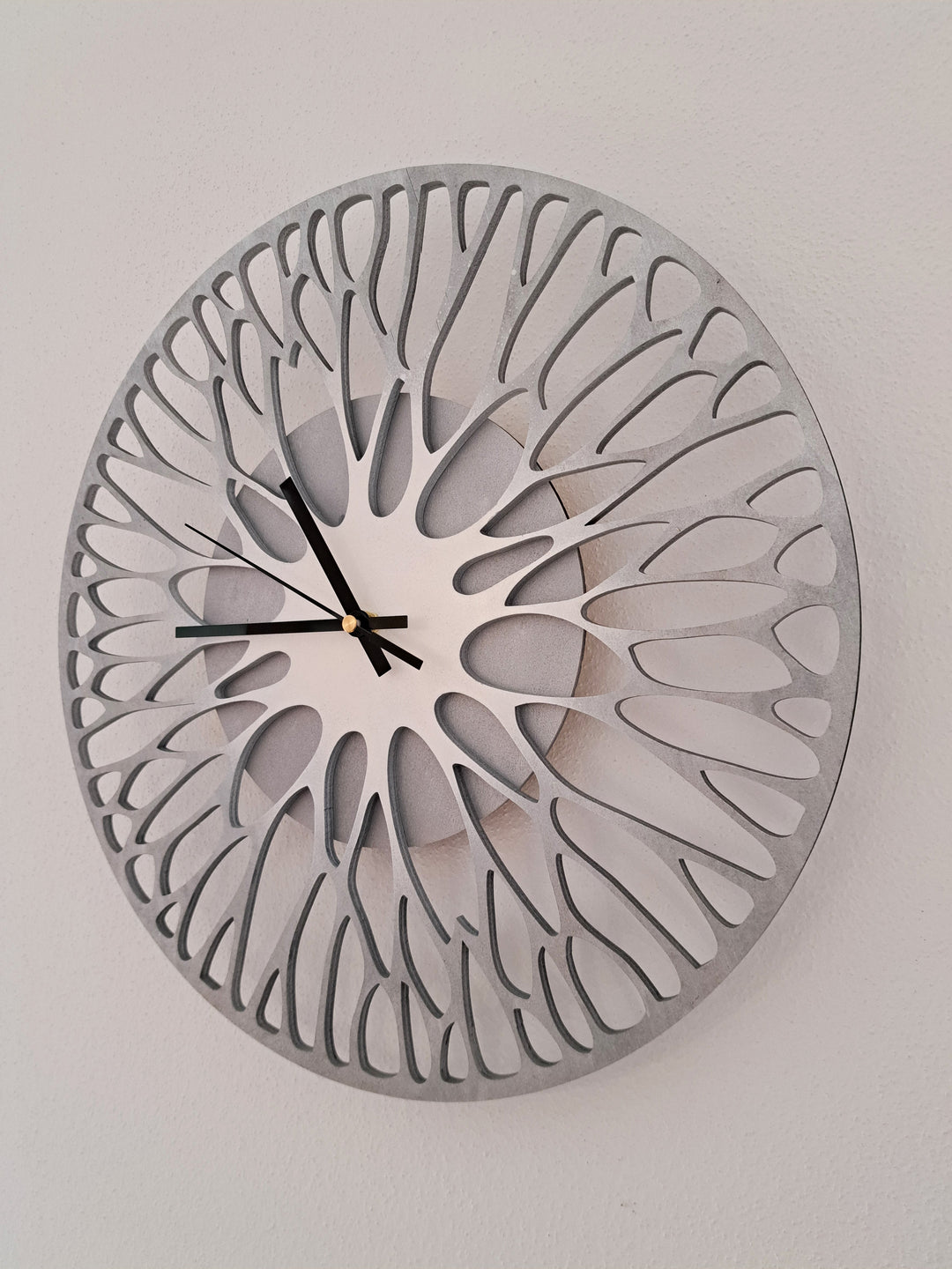 Wanduhr aus heimischem Holz – mit Epoxidharz & lautlos