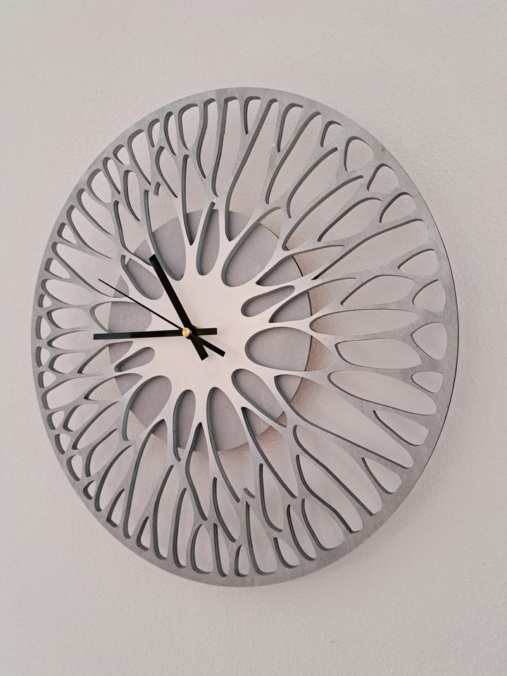 Wanduhr aus heimischem Holz – mit Epoxidharz & lautlos