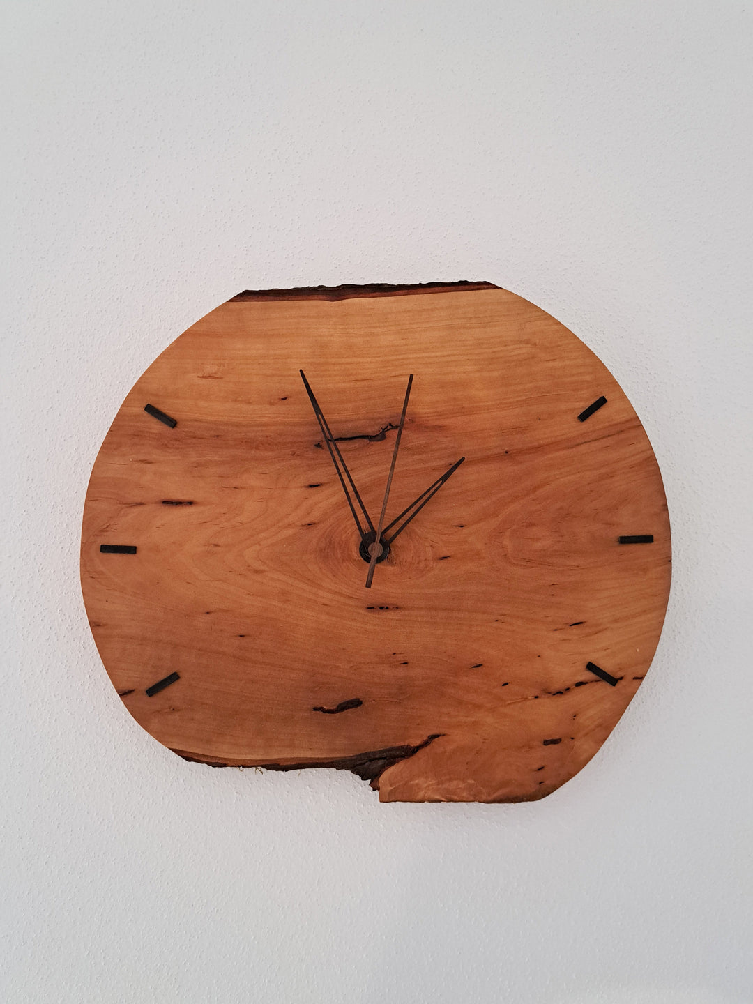 Wanduhr aus Birnenholz mit Epoxidharz – lautlos & einzigartig