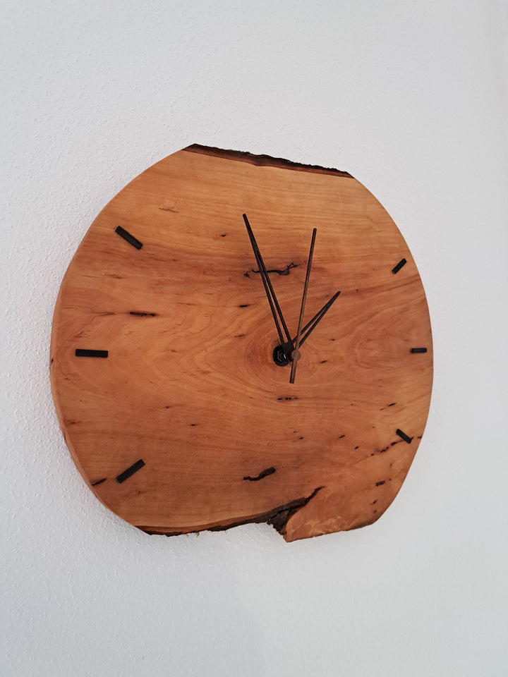 Wanduhr aus Birnenholz mit Epoxidharz – lautlos & einzigartig