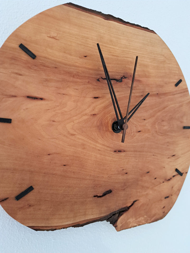 Wanduhr aus Birnenholz mit Epoxidharz – lautlos & einzigartig