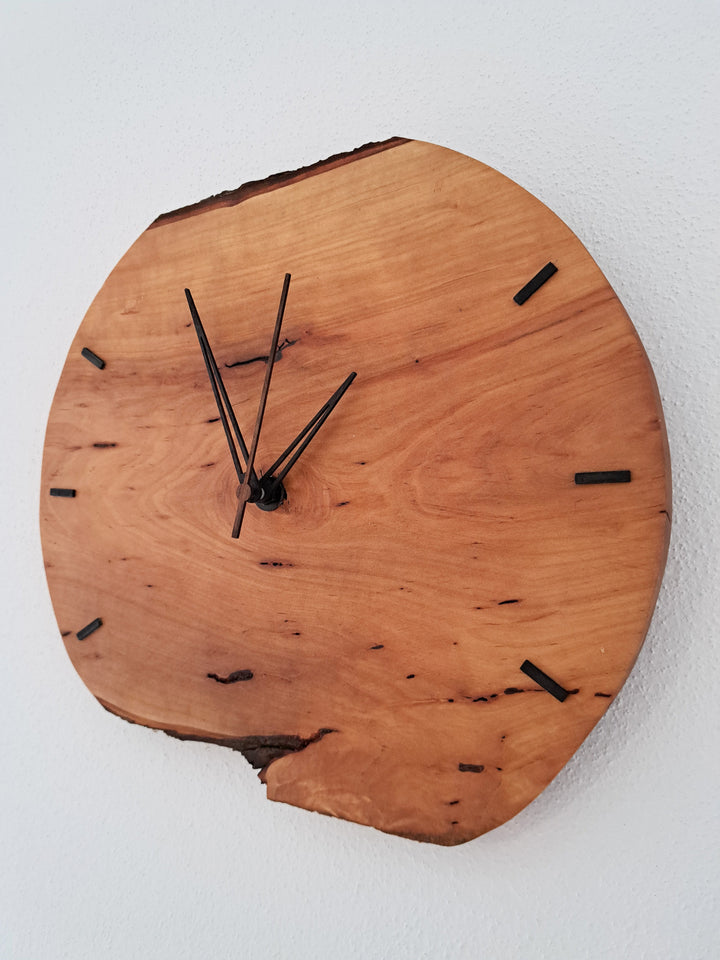 Wanduhr aus Birnenholz mit Epoxidharz – lautlos & einzigartig