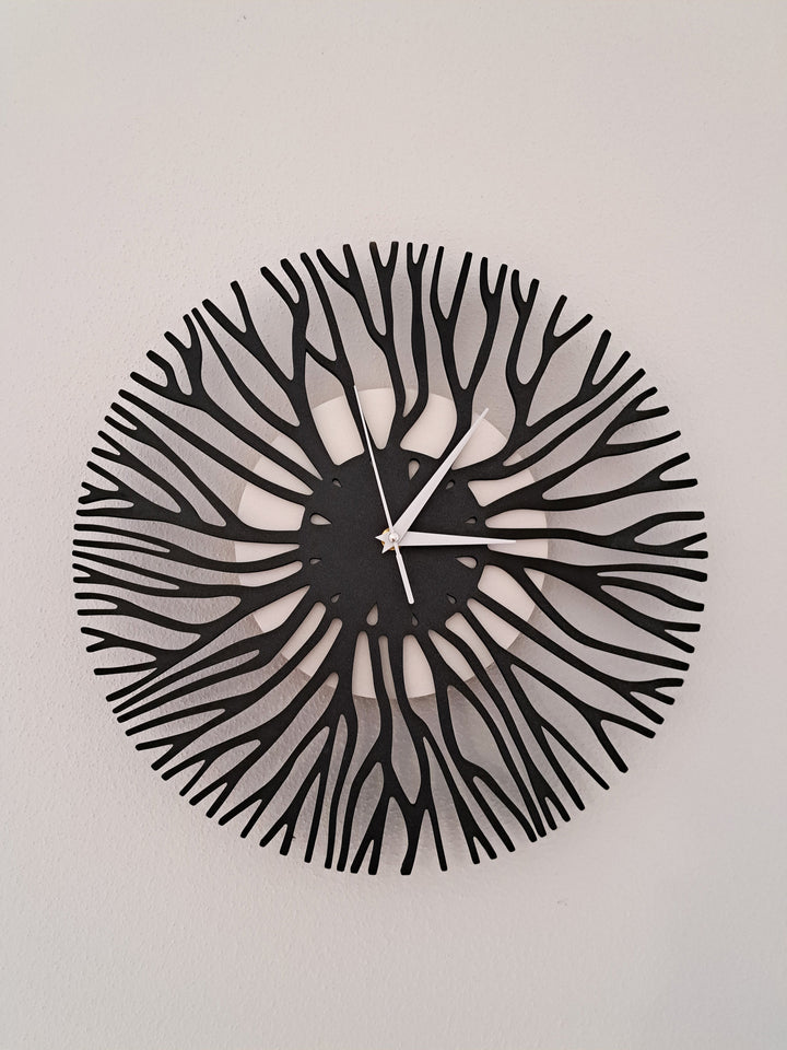 Einzigartige Wanduhr aus Holz und Epoxidharz – lautlos