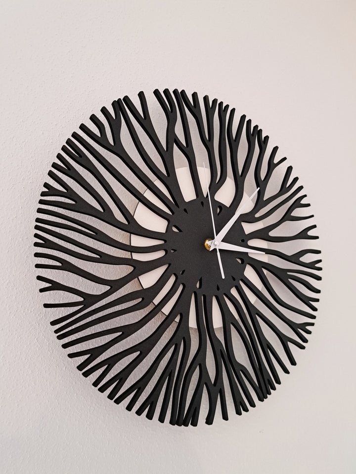 Einzigartige Wanduhr aus Holz und Epoxidharz – lautlos