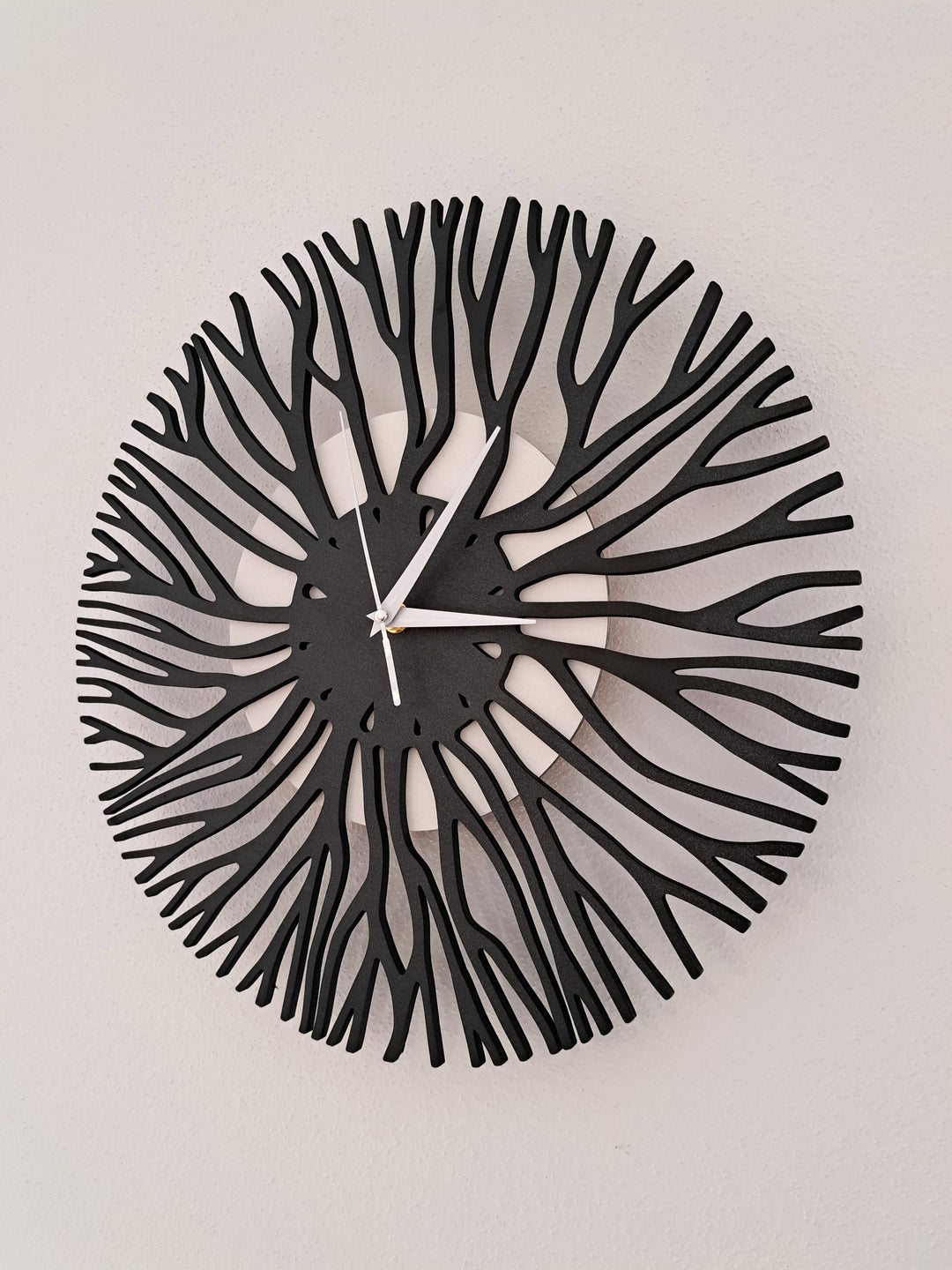 Einzigartige Wanduhr aus Holz und Epoxidharz – lautlos