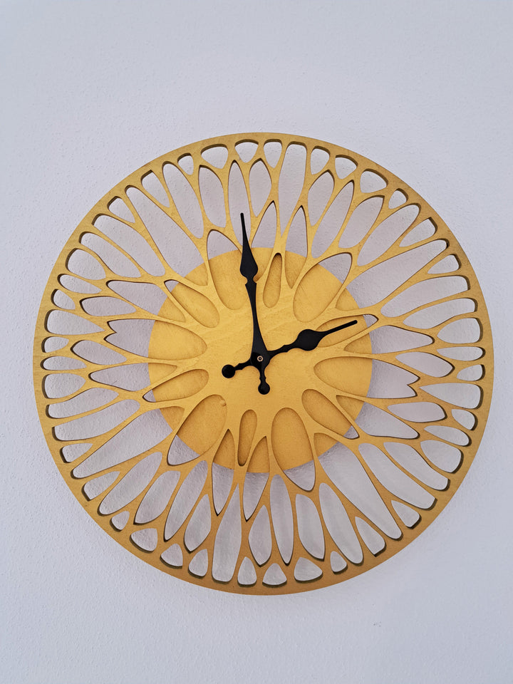 Einzigartige Wanduhr aus Holz & Epoxidharz – lautlos