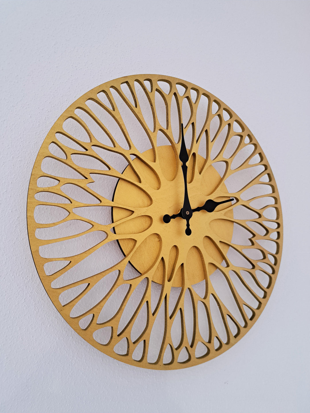 Einzigartige Wanduhr aus Holz & Epoxidharz – lautlos
