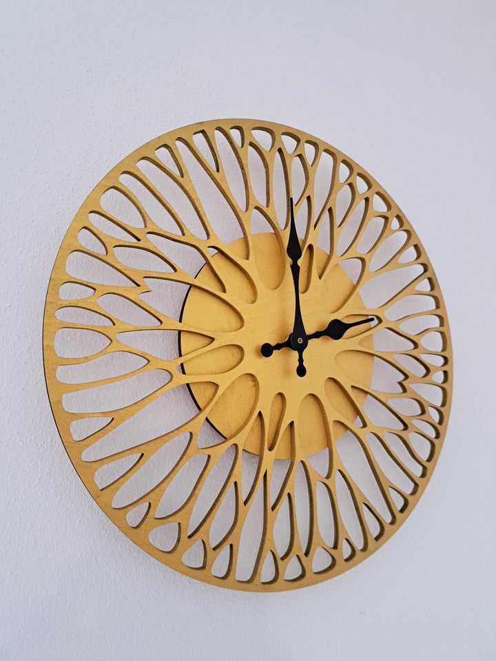 Einzigartige Wanduhr aus Holz & Epoxidharz – lautlos