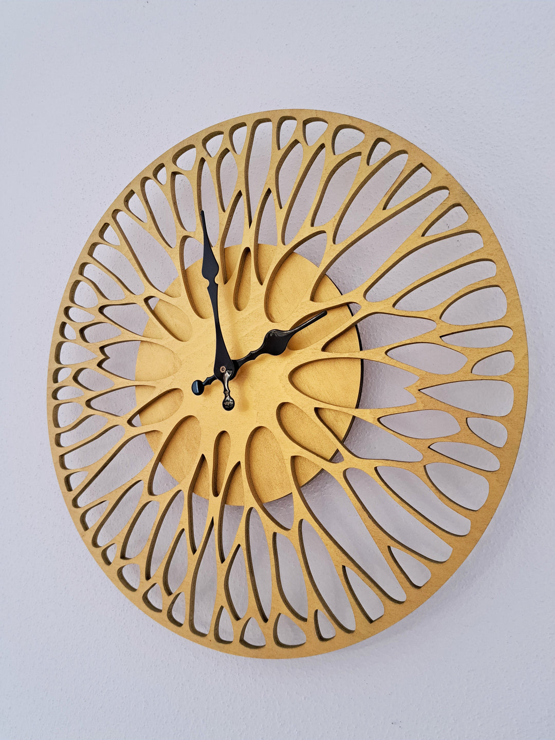 Einzigartige Wanduhr aus Holz & Epoxidharz – lautlos