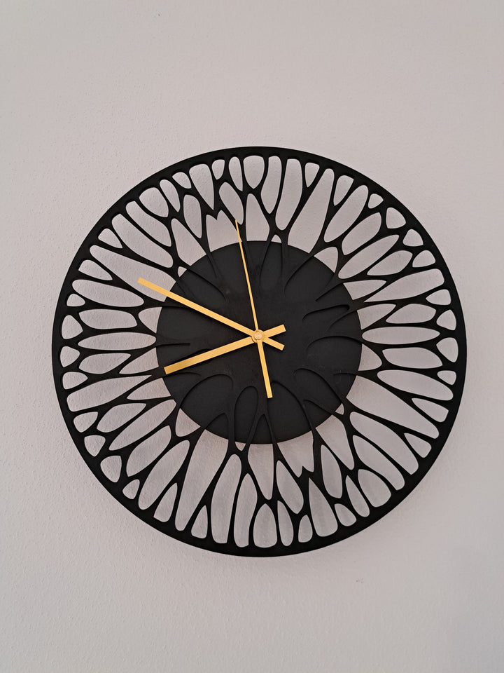 Wanduhr aus Holz & Epoxidharz – handgefertigt & lautlos