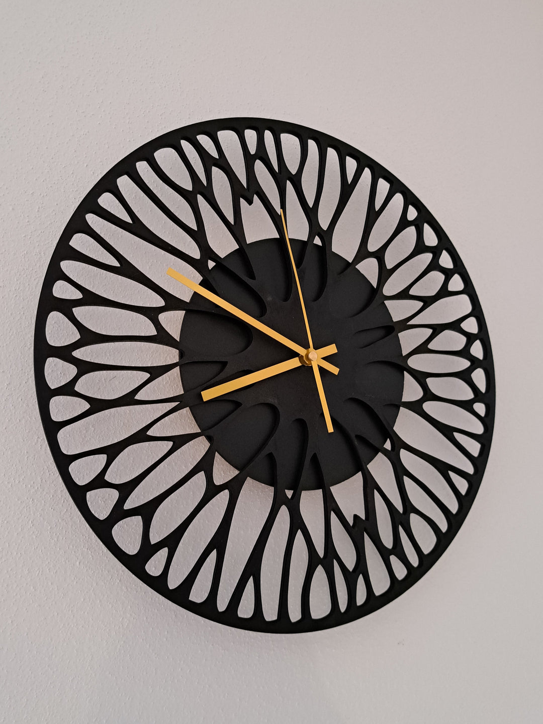 Wanduhr aus Holz & Epoxidharz – handgefertigt & lautlos