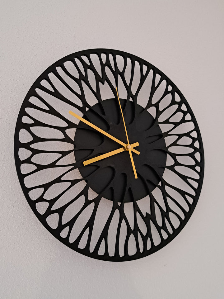 Wanduhr aus Holz & Epoxidharz – handgefertigt & lautlos