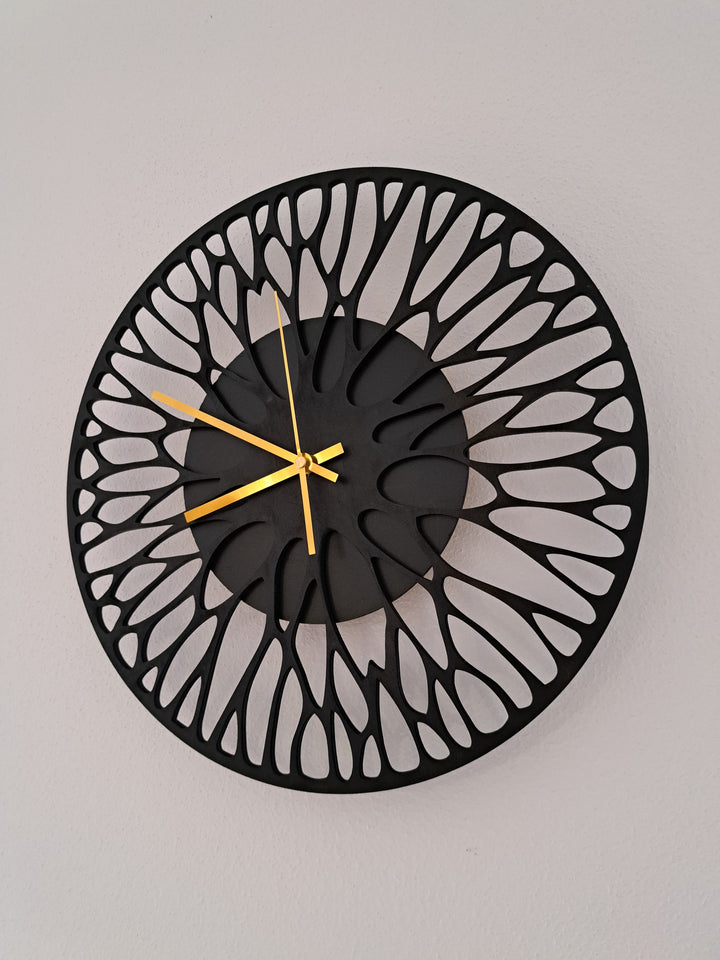 Wanduhr aus Holz & Epoxidharz – handgefertigt & lautlos