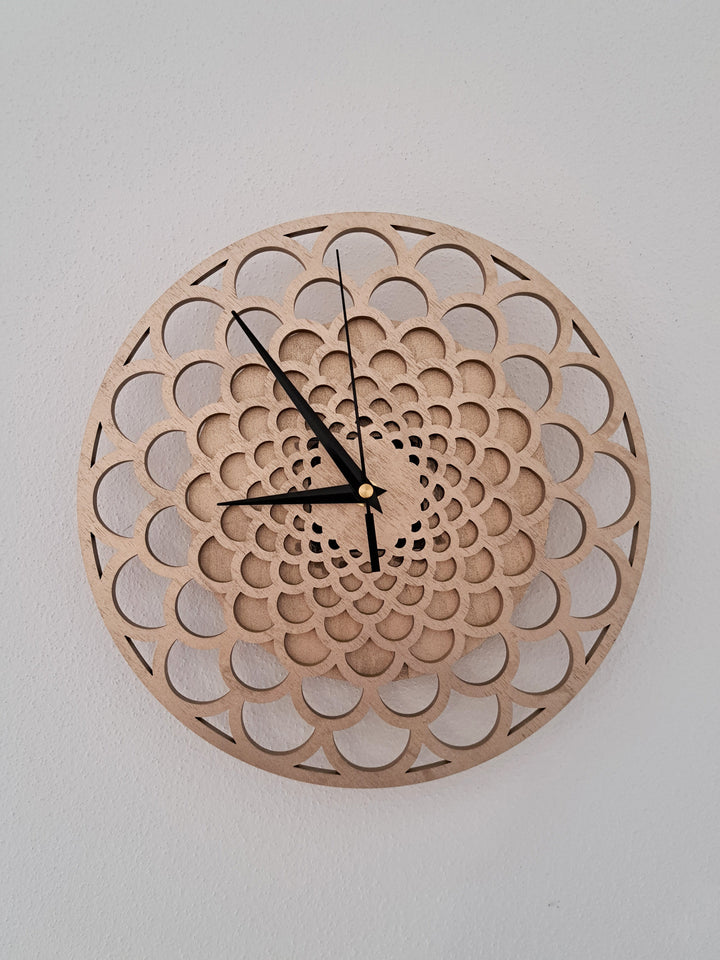 Wanduhr aus Holz & Epoxidharz – lautlos & einzigartig
