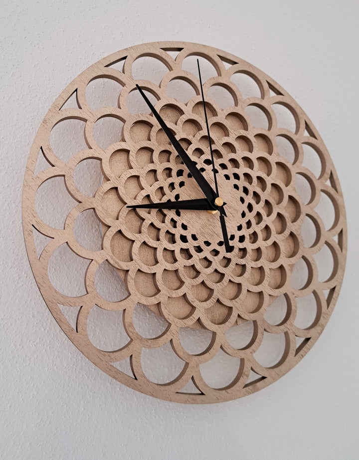 Wanduhr aus Holz & Epoxidharz – lautlos & einzigartig