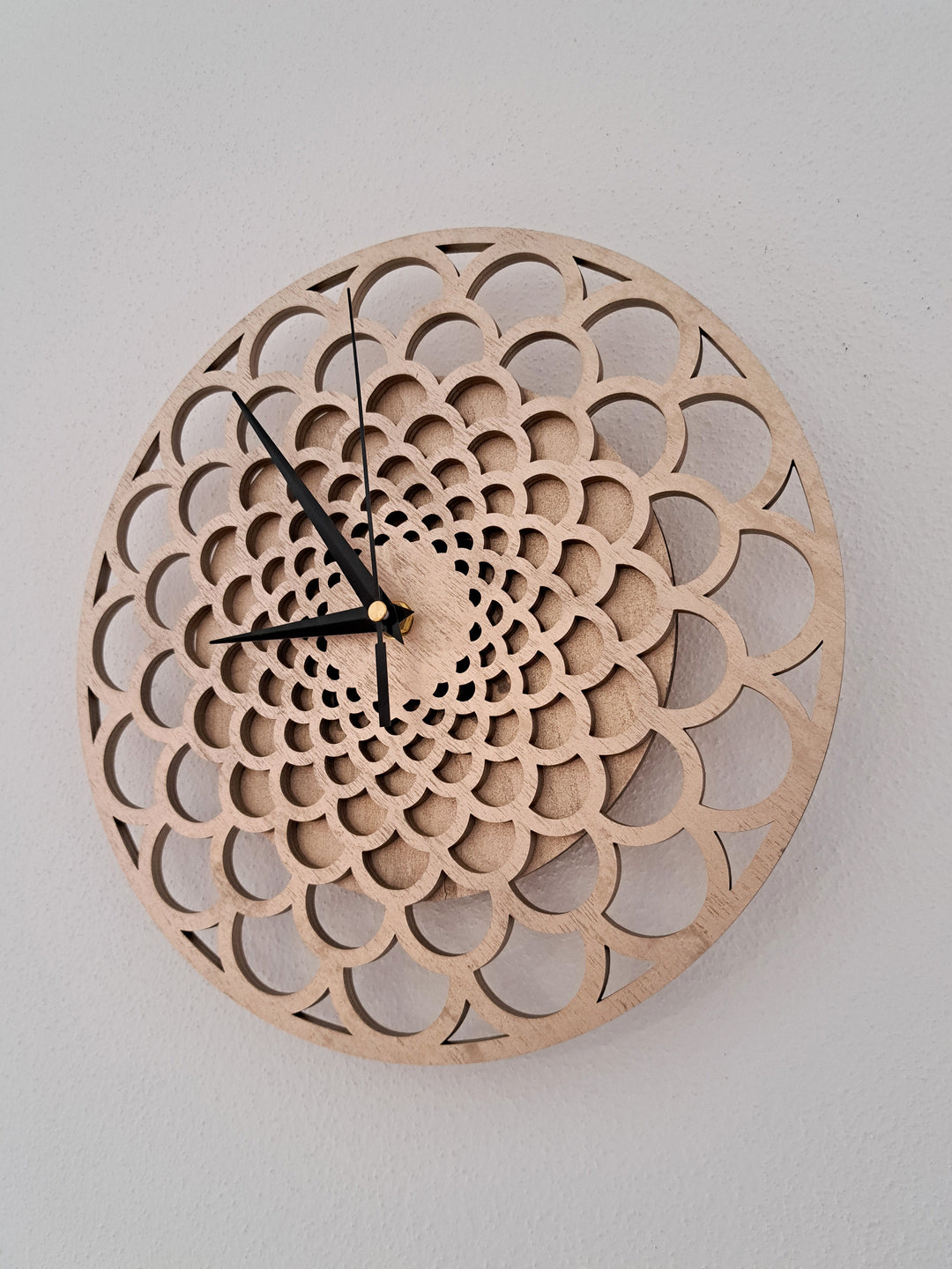 Wanduhr aus Holz & Epoxidharz – lautlos & einzigartig