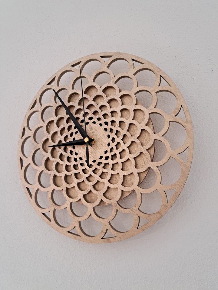 Wanduhr aus Holz & Epoxidharz – lautlos & einzigartig