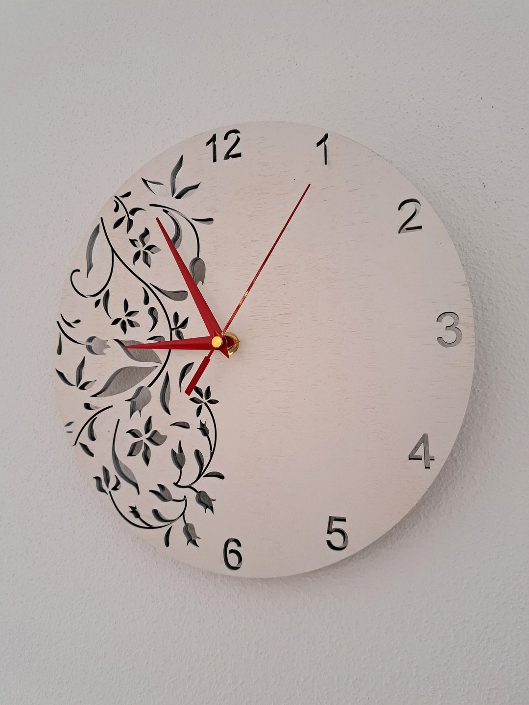 Wanduhr aus Holz & Epoxidharz – lautlos & individuell