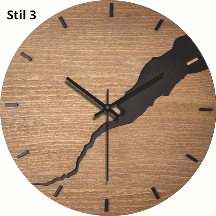 Wanduhr aus Holz mit römischen Ziffern