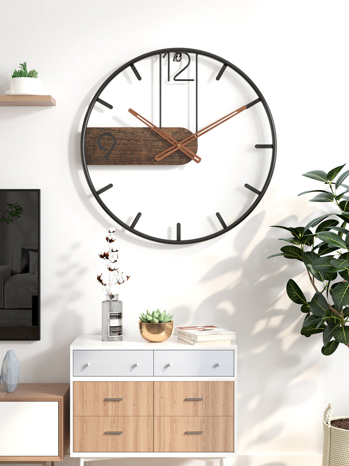 Moderne Wanduhr mit Holz