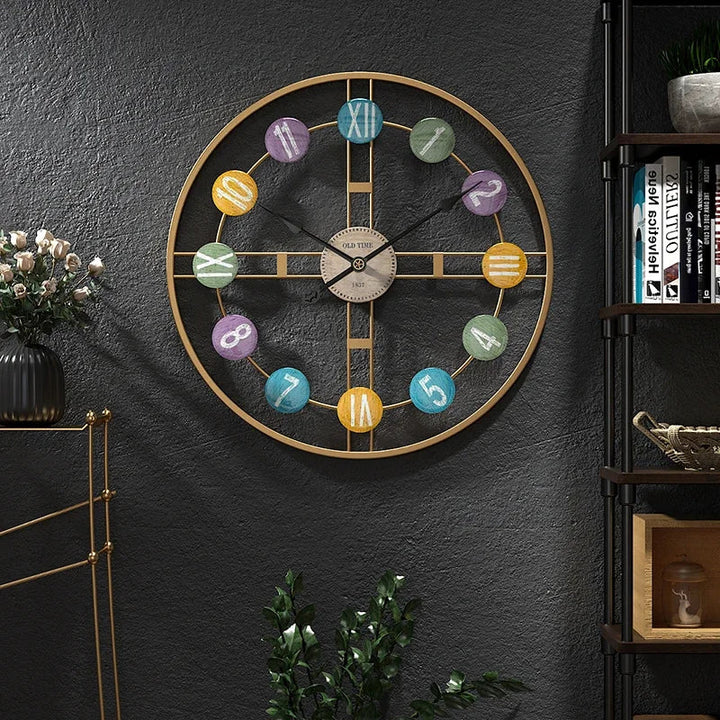 Vintage Bunte Wanduhr mit Modernem Design