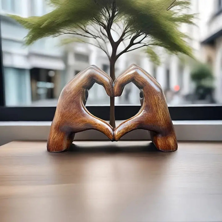 Klassische Herzförmige Holzskulptur