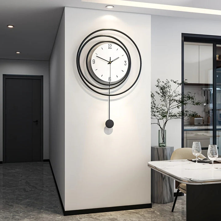 Moderne Wanduhr mit Pendel