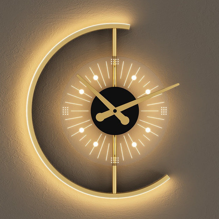 Stilvolle Wanduhr mit Hintergrundbeleuchtung und Goldakzenten