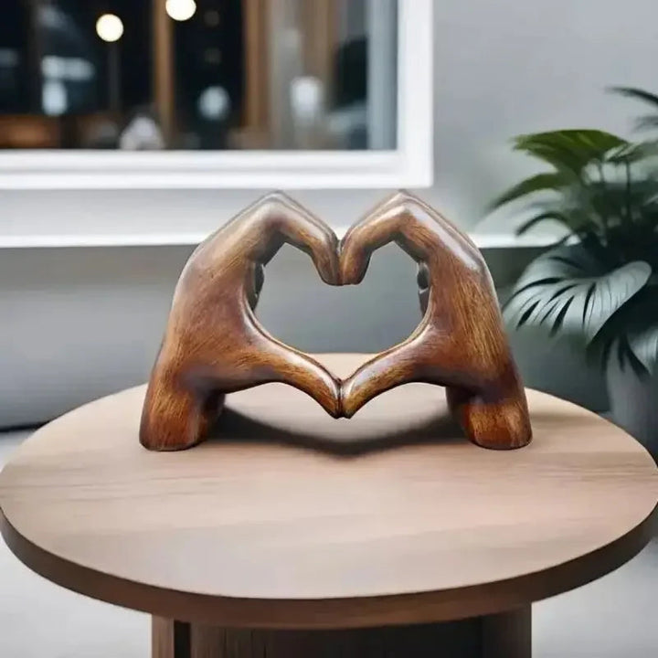 Klassische Herzförmige Holzskulptur