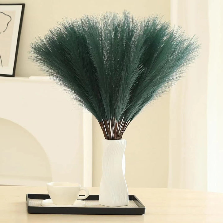 Dekorative Federblumen in moderner Vase