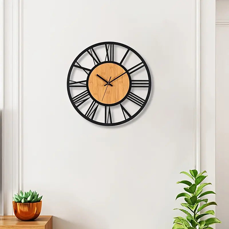 Runde Wanduhr mit römischen Ziffern und Holz-Mittelstück