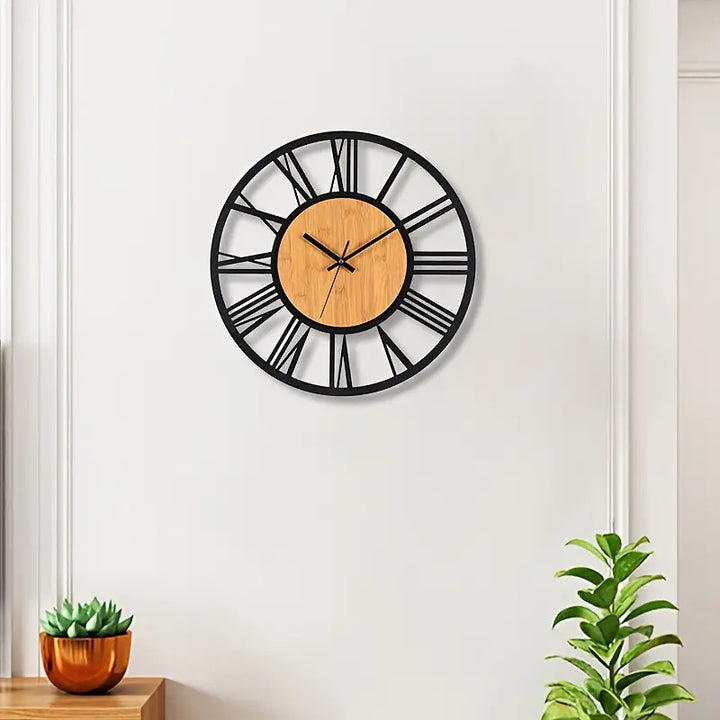 Runde Wanduhr mit römischen Ziffern und Holz-Mittelstück