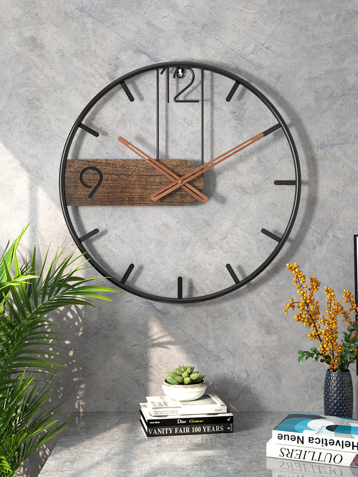 Moderne Wanduhr mit Holz