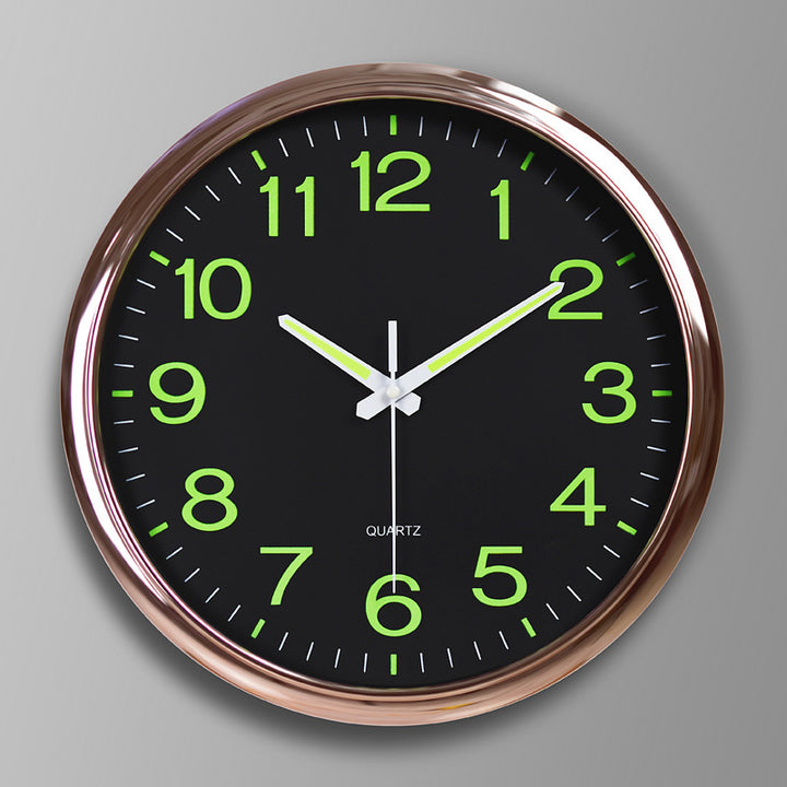 Moderne Wanduhr mit grünem Zifferblatt