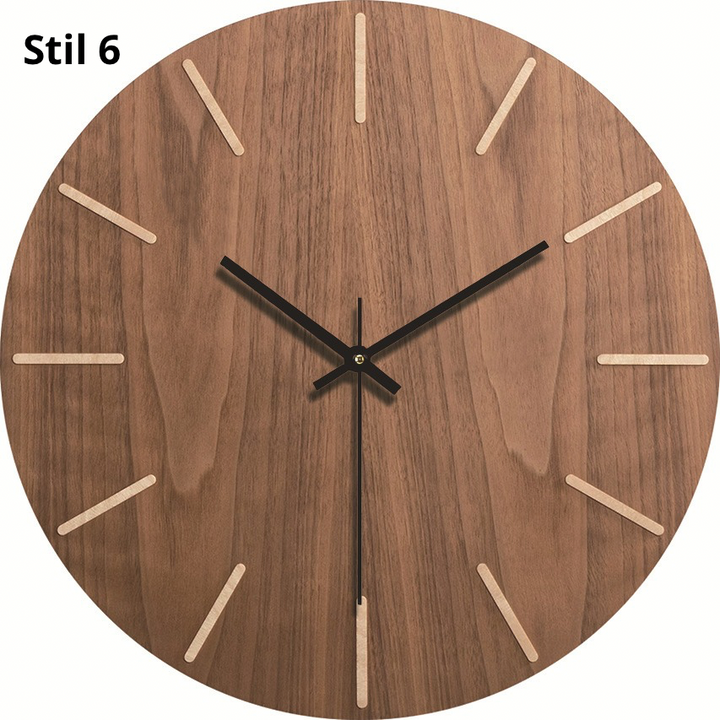 Wanduhr aus Holz mit römischen Ziffern
