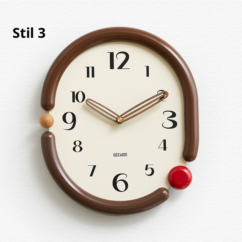 Abstrakte Wanduhr mit Holzdetails