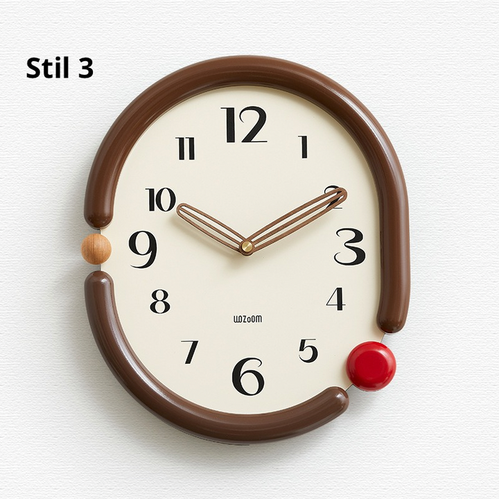 Abstrakte Wanduhr mit Holzdetails
