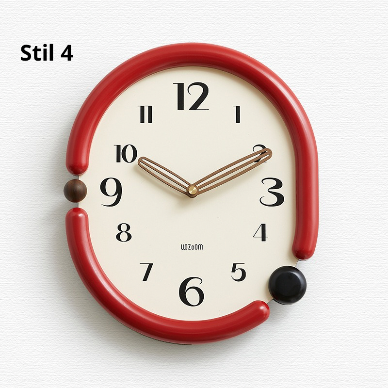 Abstrakte Wanduhr mit Holzdetails