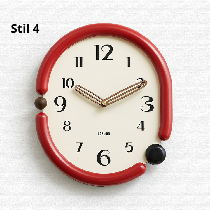 Abstrakte Wanduhr mit Holzdetails