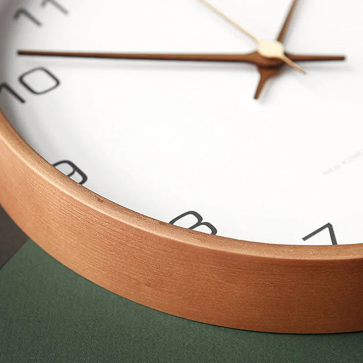 Klassische Wanduhr mit Holzrahmen