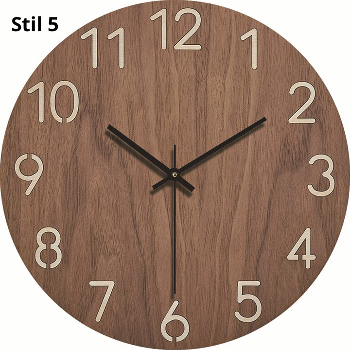 Wanduhr aus Holz mit römischen Ziffern