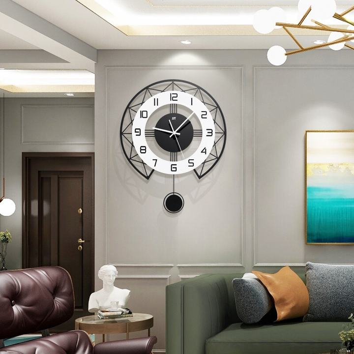 Moderne Wanduhr mit Pendel und geometrischem Design