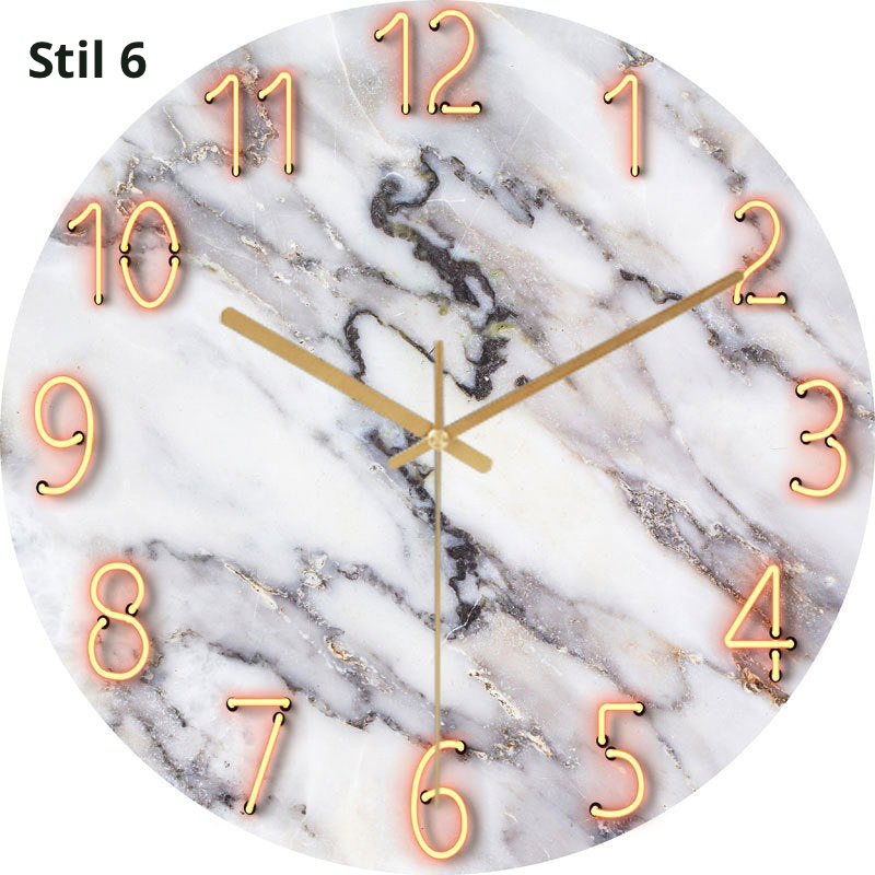Leuchtende Wanduhr mit Marmor-Effekt
