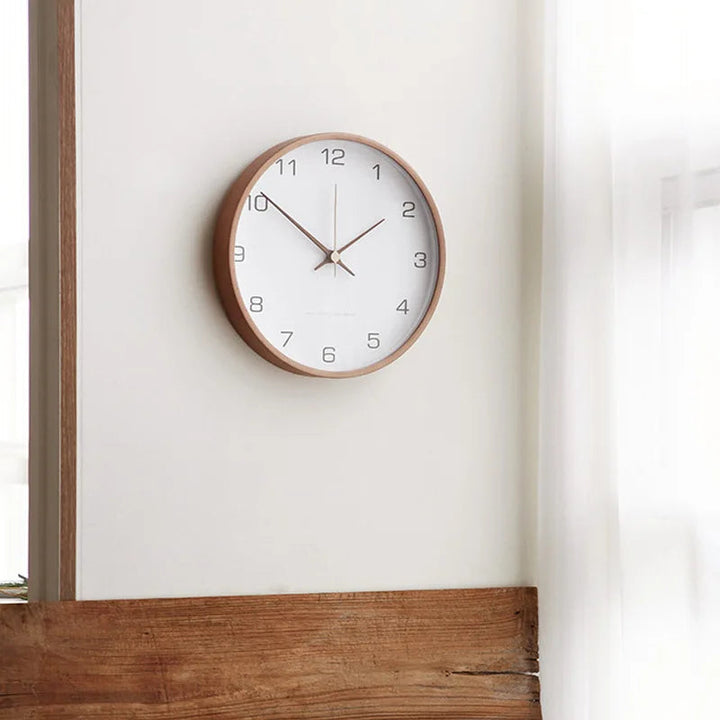 Klassische Wanduhr mit Holzrahmen